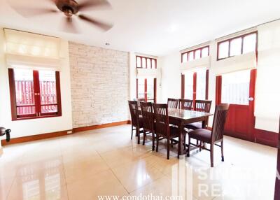 For RENT : House Ekkamai / 4 Bedroom / 5 Bathrooms / 501 sqm / 250000 THB [7510145]