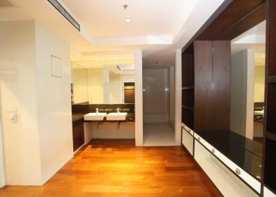 For RENT : Royal Residence Park / 4 Bedroom / 4 Bathrooms / 385 sqm / 250000 THB [9808124]