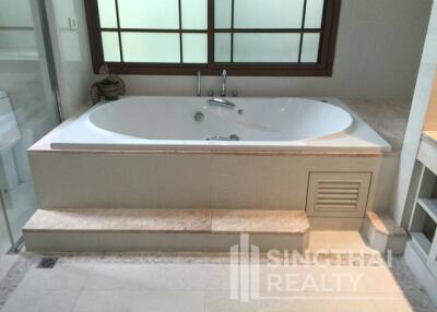 For RENT : House Phrakanong / 4 Bedroom / 5 Bathrooms / 301 sqm / 255000 THB [5134004]