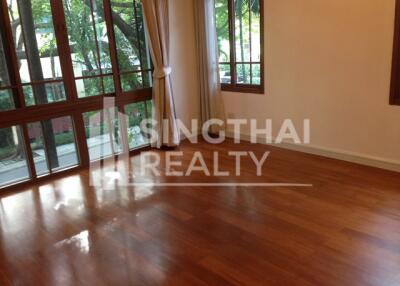 For RENT : House in Compound Phrakanong / 4 Bedroom / 4 Bathrooms / 561 sqm / 290000 THB [4394681]