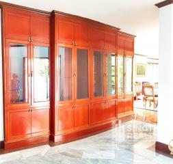 For RENT : House Ekkamai / 5 Bedroom / 4 Bathrooms / 501 sqm / 380000 THB [6383007]