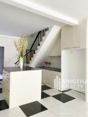 For SALE : Townhouse Ekkamai / 3 Bedroom / 3 Bathrooms / 360 sqm / 14000000 THB [8024099]