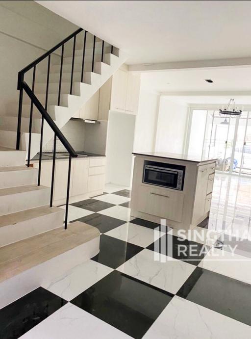 For SALE : Townhouse Ekkamai / 3 Bedroom / 3 Bathrooms / 360 sqm / 14000000 THB [8024099]