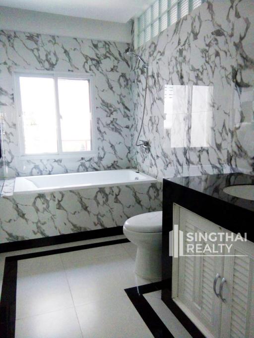 For SALE : Townhouse Ekkamai / 3 Bedroom / 3 Bathrooms / 360 sqm / 14000000 THB [8024099]