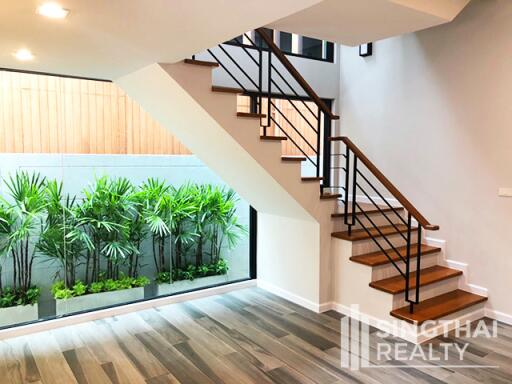 For SALE : Townhouse Ekkamai / 3 Bedroom / 4 Bathrooms / 201 sqm / 17900000 THB [8407633]