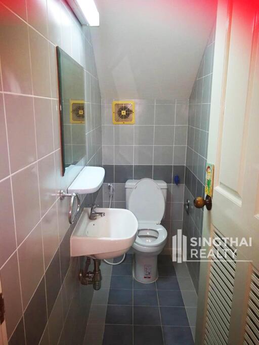 For SALE : Townhouse Thonglor / 3 Bedroom / 3 Bathrooms / 351 sqm / 20000000 THB [7443438]