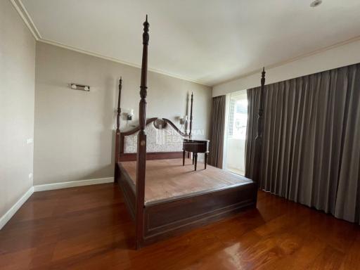 For SALE : D.S. Tower 2 Sukhumvit 39 / 4 Bedroom / 4 Bathrooms / 284 sqm / 29000000 THB [S10477]