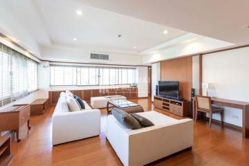 For SALE : Sukhumvit House / 4 Bedroom / 3 Bathrooms / 260 sqm / 30000000 THB [S10412]