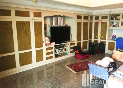 For SALE : Oriental Towers / 3 Bedroom / 3 Bathrooms / 351 sqm / 35000000 THB [8437568]