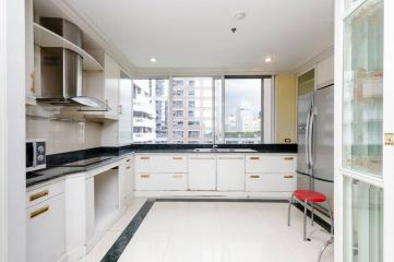 For SALE : Langsuan Ville / 3 Bedroom / 3 Bathrooms / 243 sqm / 41000000 THB [S10556]