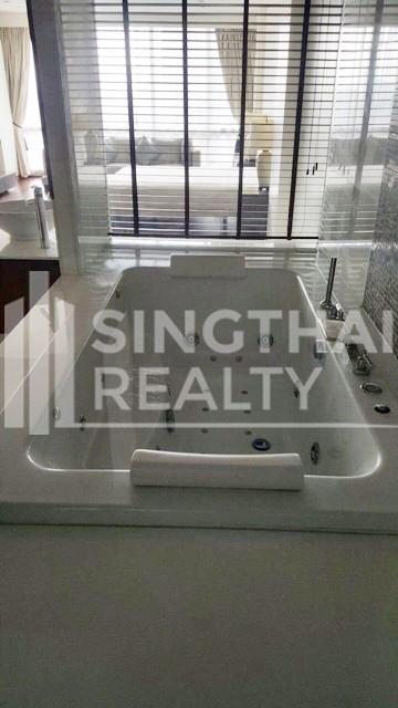 For SALE : Le Raffine Jambunuda Sukhumvit 31 / 3 Bedroom / 3 Bathrooms / 381 sqm / 55000000 THB [4133795]