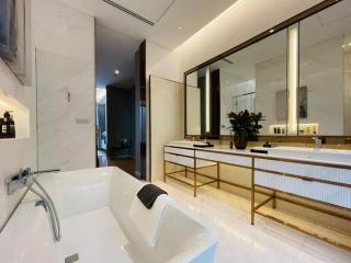 For SALE : Sindhorn Lumpini / 3 Bedroom / 4 Bathrooms / 230 sqm / 55500000 THB [9768599]