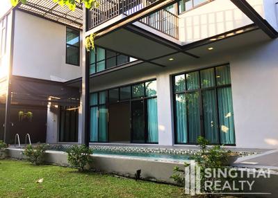 For SALE : House Ekkamai / 4 Bedroom / 4 Bathrooms / 560 sqm / 65000000 THB [9112535]