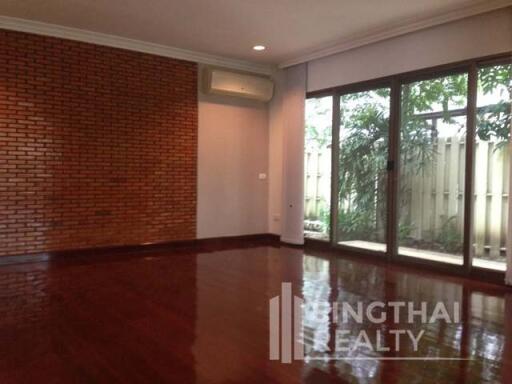 For SALE : House Thonglor / 3 Bedroom / 3 Bathrooms / 301 sqm / 70000000 THB [5400560]