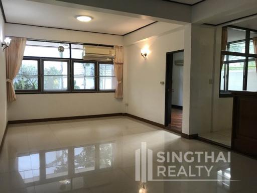 For SALE : House Thonglor / 4 Bedroom / 3 Bathrooms / 351 sqm / 140000000 THB [5059592]