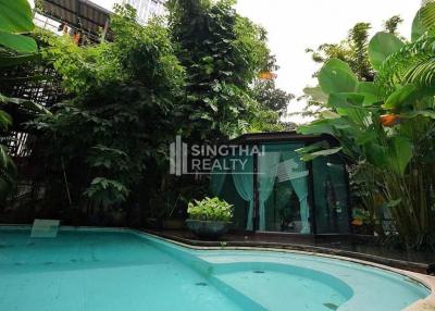 For SALE : House Ploenchit / 5 Bedroom / 6 Bathrooms / 400 sqm / 200000000 THB [9823773]