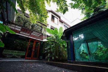 For SALE : House Ploenchit / 5 Bedroom / 6 Bathrooms / 400 sqm / 200000000 THB [9823773]