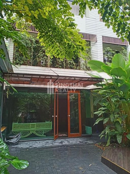 For SALE : House Ploenchit / 5 Bedroom / 6 Bathrooms / 400 sqm / 200000000 THB [9823773]