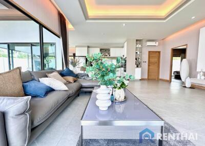 Modern luxury pool villa pattaya, ready to move in!