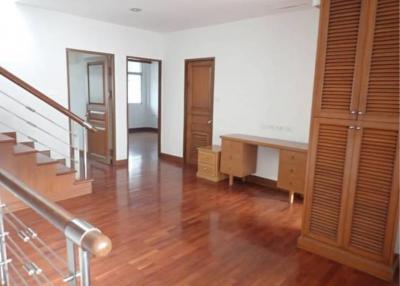 HOUSE  4 Bedrooms 4 Bathrooms Size 300sqm. Convent Road for Rent 100,000 THB