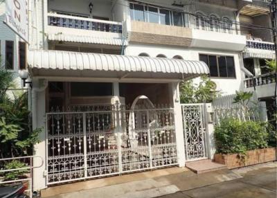 HOUSE  4 Bedrooms 4 Bathrooms Size 300sqm. Convent Road for Rent 100,000 THB