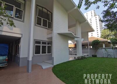 HOUSE  3 bedrooms 4 bathrooms size 300sqm. Near BTS Nana for Rent 140,000 THB