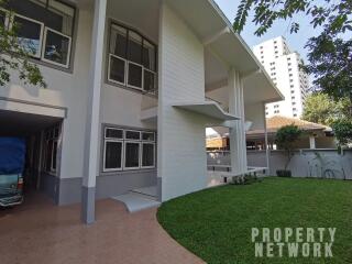 HOUSE  3 bedrooms 4 bathrooms size 300sqm. Near BTS Nana for Rent 140,000 THB