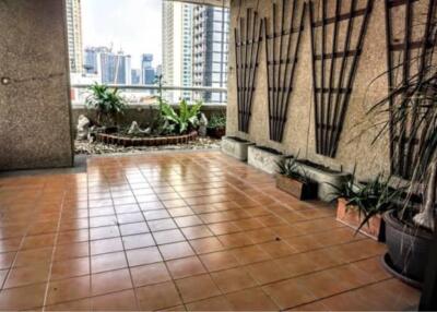 3 Bedrooms 4 Bathrooms Size 286sqm. Asoke Tower for Sale 23mTHB