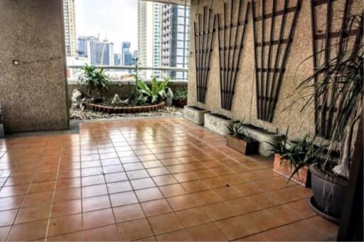 3 Bedrooms 4 Bathrooms Size 286sqm. Asoke Tower for Sale 23mTHB