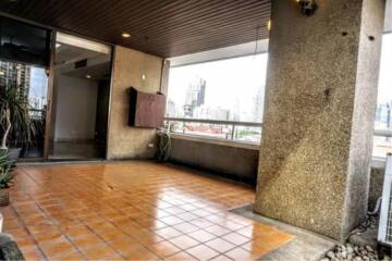 3 Bedrooms 4 Bathrooms Size 286sqm. Asoke Tower for Sale 23mTHB