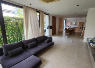 4 Bedrooms 4 Bathrooms Size 450sqm. Private Resident Sukhumvit 38 for Rent 200,00 THB