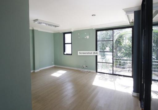 House in compound at Sukhumvit soi 63 - 4 bed 5 bath - 450sqm - 120,000THB/Month