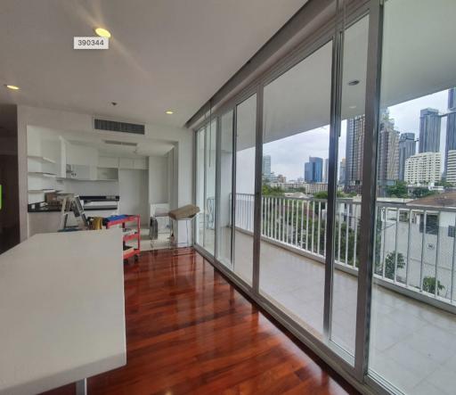 Apartment at Sukhumvit soi 63 - 4 bedrooms 4 bathrooms - 290sqm - For rent: Price: 160,000THB/Month