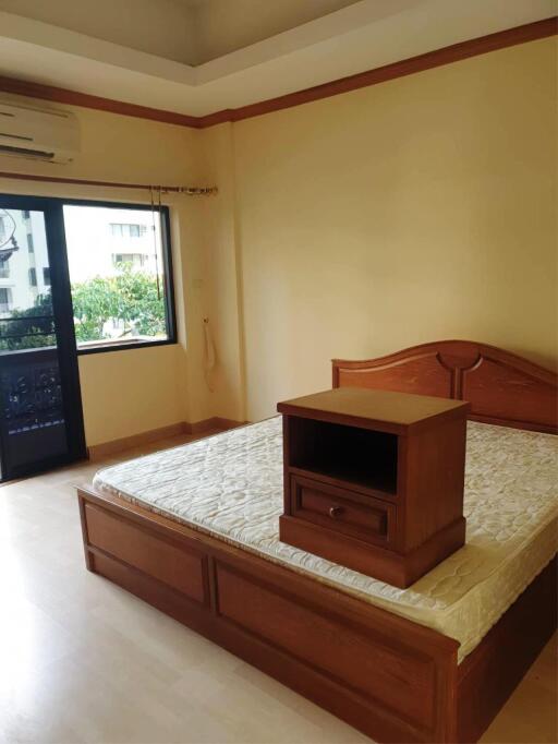 3 Bedrooms 3 Bathrooms Size 200sqm. El Patio for Rent 50,000 THB