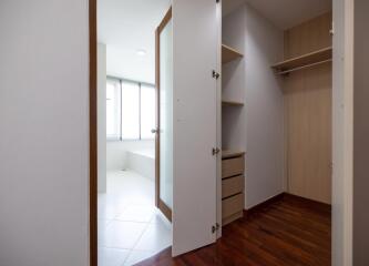 2 Bedrooms 2 Bathrooms Size 160sqm. The Residence Sukhumvit 24 for Rent 80,000 THB