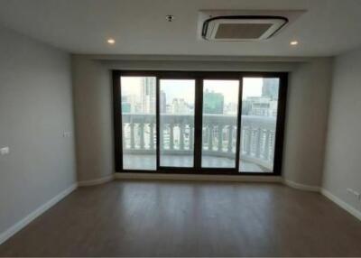 2 Bedrooms 2 Bathrooms Size 174sqm. lebua at State Tower for Rent 100,000 THB