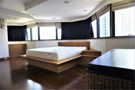 3 Bedrooms 4 Bathrooms Size 260sqm. Sukhumvit 24 for Rent 55,000 THB