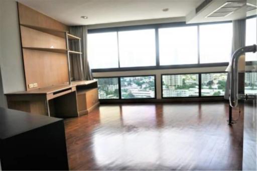 3 Bedrooms 4 Bathrooms Size 260sqm. Sukhumvit 24 for Rent 55,000 THB