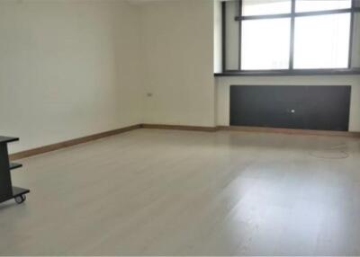 3 Bedrooms 4 Bathrooms Size 260sqm. Sukhumvit 24 for Rent 55,000 THB