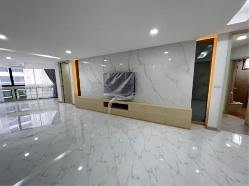 3 Bedrooms 4 Bathrooms Size 260sqm. President Park 24 for Rent 80,000 THB