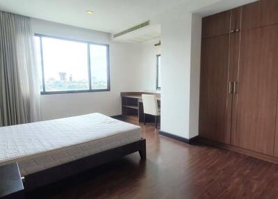 3 bedrooms 2 bathrooms size 171sqm. Charoenjai Place for Rent 65,000 THB