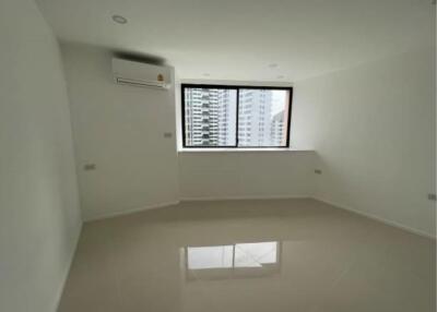 3 Bedrooms 3 Bathrooms Size 223sqm. President Park 24 for Rent 65,000 THB