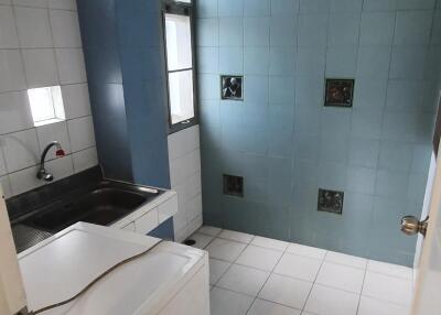 3 bedrooms 2 bathrooms 165sqm Sriwattana Apartment 45000THB