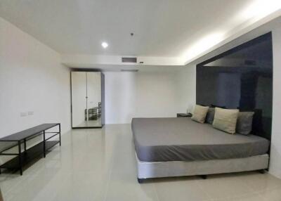 2 Bedrooms 1 Bathroom Size 81sqm. Waterford Diamond Tower for Rent 35,000 THB