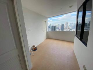 3 Bedrooms 3 Bathrooms Size 260sqm. Fifty Fifth Tower for Rent 23mTHB