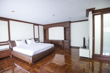 4 Bedrooms 5 Bathrooms Size 420sqm. Sachayan Court for Rent 110,000 THB