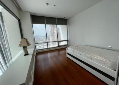 3 Bedrooms 3 Bathrooms Size 189sqm. Bright Sukhumvit 24 for Rent 120,000 THB