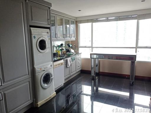 3 Bedrooms 3 Bathrooms Size 170sqm. Langsuan for Rent 90,000 THB