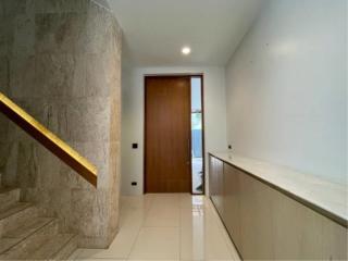 4 Bedrooms 5 Bathrooms Size 140sqm. Ekkamai Soi 8 for Rent 250,000 THB for Sale 100,000,000 THB