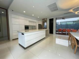 4 Bedrooms 5 Bathrooms Size 140sqm. Ekkamai Soi 8 for Rent 250,000 THB for Sale 100,000,000 THB